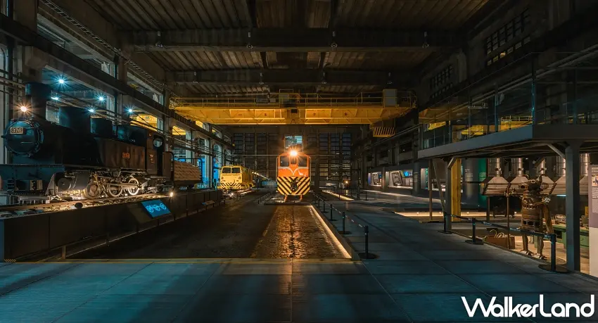 ▲夜間燈光映照下的柴電工場展場，展現車輛與機具交織的夜間風貌。 圖／國家鐵道博物館提供；窩客島編輯李維唐整理