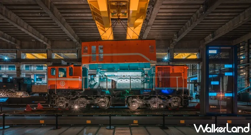 ▲夜間燈光與展示影像映照S212號柴電機車，呈現車輛與柴電工場展演結合的視覺效果。 圖／國家鐵道博物館提供；窩客島編輯李維唐整理