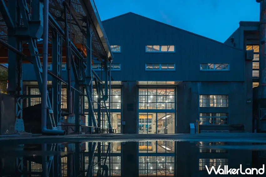 ▲夜幕下的柴電工場建築，燈光倒映於地面，呈現工業遺產的沉靜景致。 圖／國家鐵道博物館提供；窩客島編輯李維唐整理