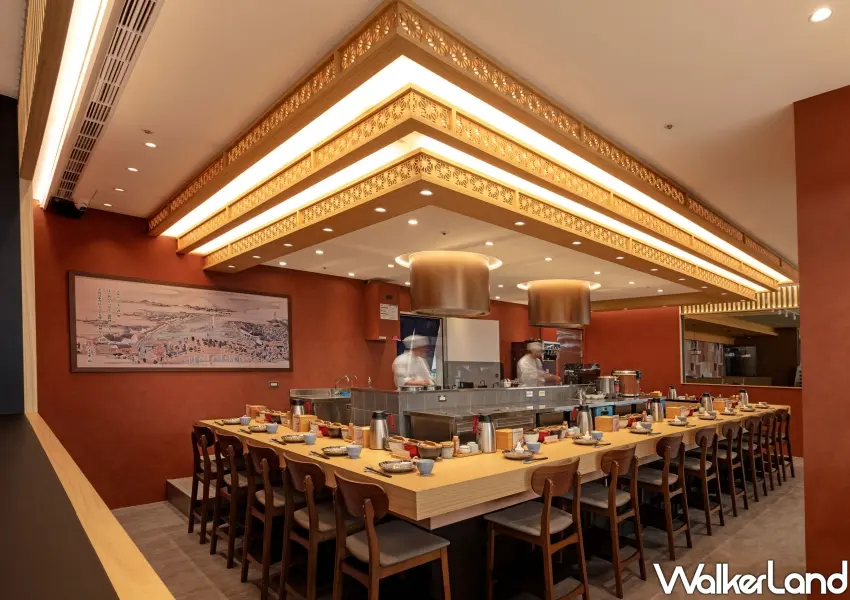 ▲金子半之助天婦羅台北大巨蛋店以溫潤原木打造ㄇ字型板前空間,營造日式雅致氛圍。