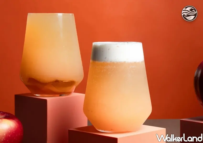 ▲季緣水蜜桃青韻茶王放滿雙產地果肉搭配烏龍茶凍，推薦微糖微冰，還有山茶花蜜奶蓋，交織香甜茶韻。