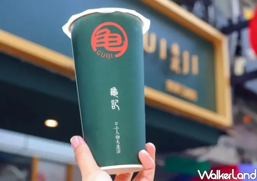 ▲龜記人氣蜜桃烏龍將鮮美果肉與清爽茶湯融合，一分糖去冰黃金比例最解渴，手搖控必喝口袋名單。