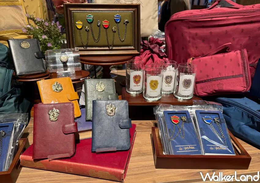 ▲哈利波特專賣店台中店搶先開賣!四學院系列周邊包括護照套、玻璃杯、旅行收納包等。(攝影:鄭亦庭)