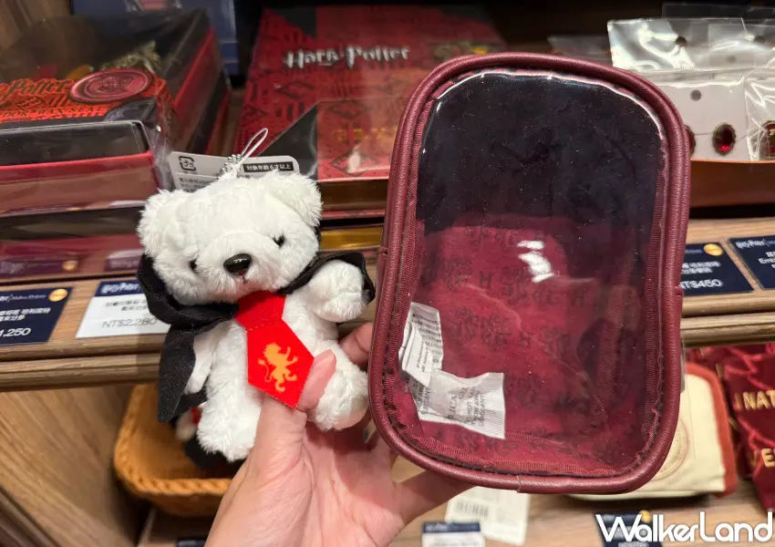 ▲哈利波特迷必買四大學院商品專櫃!四學院馬克杯、鑰匙圈、學院小熊與專屬娃包等。(攝影:鄭亦庭)