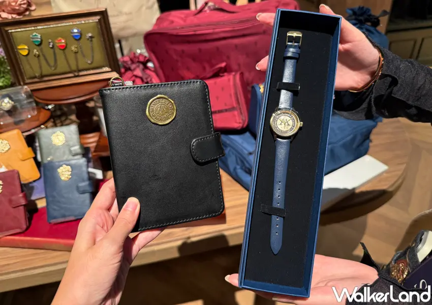 ▲哈利波特魔法之地台中店搶先開賣!魔法部系列周邊以深藍色調呈現古典風手錶與護照套。(攝影:鄭亦庭)