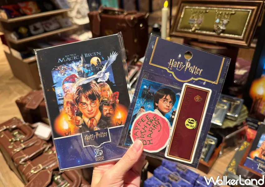 ▲哈利波特電影25週年紀念周邊!拆解式別針胸針、明信片組與亮燈裝飾畫。(攝影:鄭亦庭)