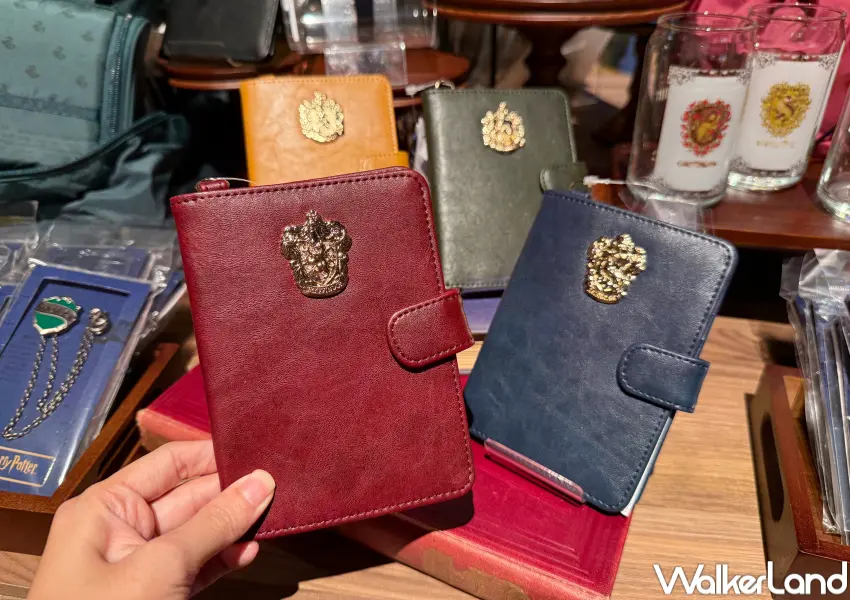 ▲哈利波特專賣店攜手Flapper推出哈利波特聯名護照套、旅行收納包,以四學院經典色系展現。(攝影:鄭亦庭)