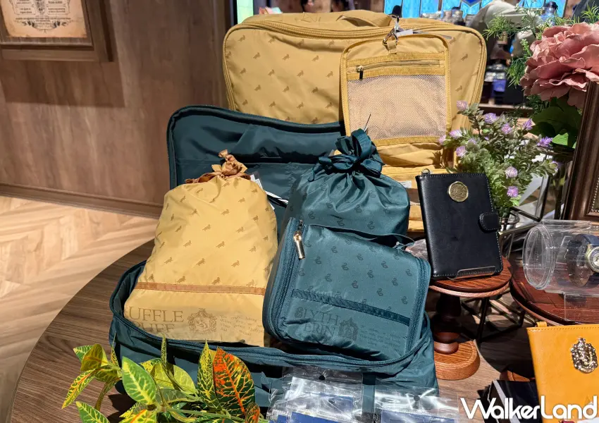 ▲哈利波特專賣店攜手Flapper推出哈利波特聯名護照套、旅行收納包,以四學院經典色系展現。(攝影:鄭亦庭)