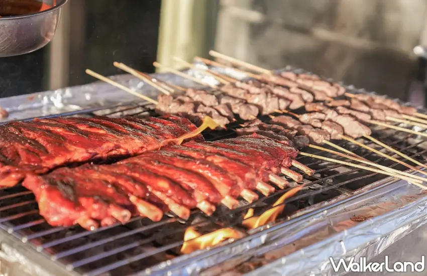 ▲主廚團隊以美式煙燻與炭烤手法,現場炙燒多款人氣食材,呈現令人食指大動的美式風味。圖/圓山大飯店提供;窩客島編輯李維唐整理