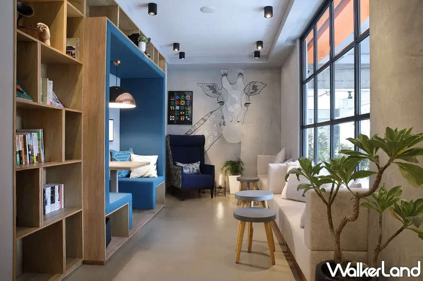 ▲悅樂旅店館內精心規劃舒適溫暖的共享休息空間,供旅客自在閱讀與放鬆休息。 圖/悅樂旅店提供;窩客島編輯李維唐整理
