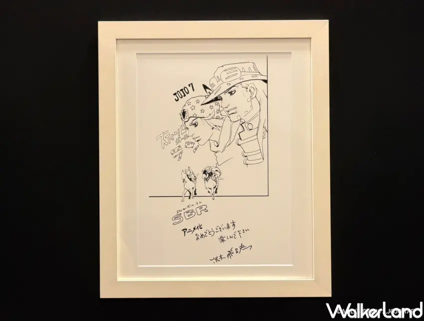 ▲JOJO《飆馬野郎》複製原畫展台中站展出原作者荒木飛呂彥老師為動畫化繪製的紀念插畫。