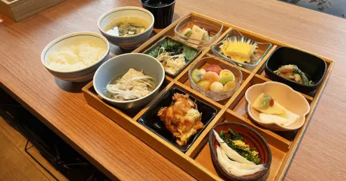 把整個日本早餐裝進九格托盤裡，東京和食早餐推薦九宮格小鉢自助式朝食方案。