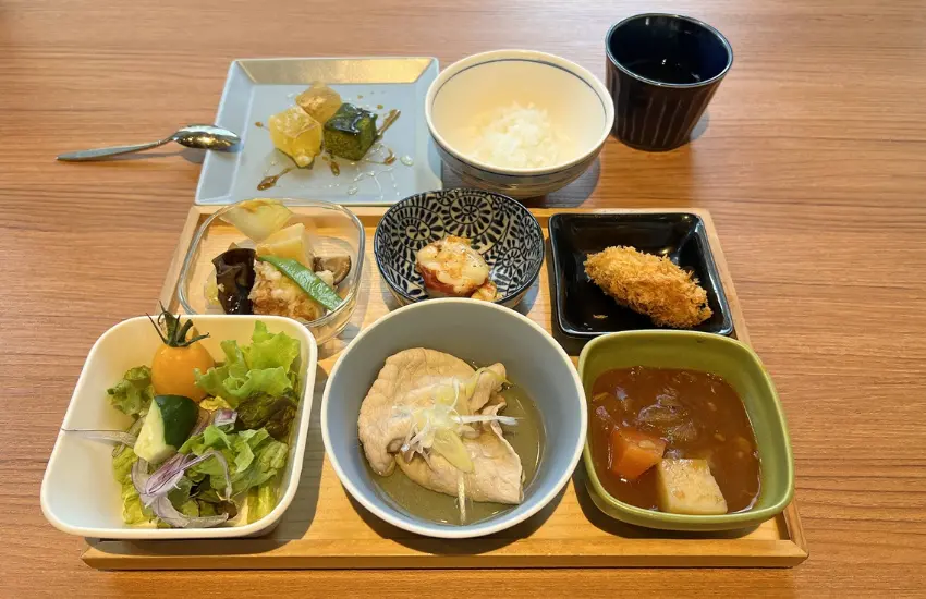 ▲九格托盤最迷人的地方,是可以一格一格地體驗各種料理。