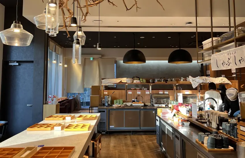 ▲飯店早餐常見的九宮格餐盤,是把原本存在於家庭中的飲食邏輯,轉化成旅人也能輕鬆理解的形式。