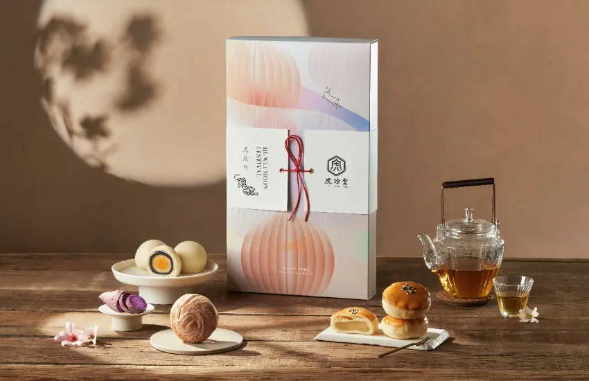 ▲以優雅的幻化光影與躍動玉兔為靈感,搭配白底與紅緞抽套,展現精緻的佳節儀式感。