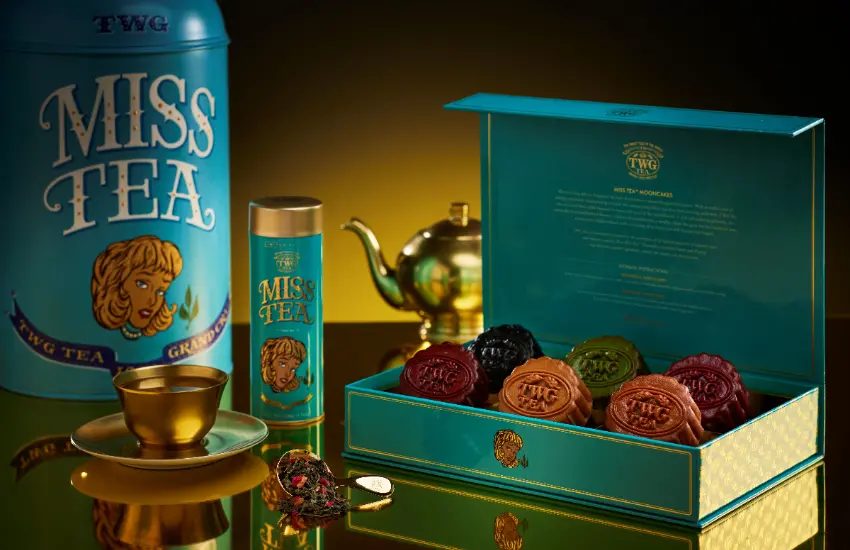 ▲TWG Tea今年特別以絕美莫蘭迪藍綠色與優雅的MISS TEA限定角色為主視覺,推出中秋頂級茶香月餅禮盒。