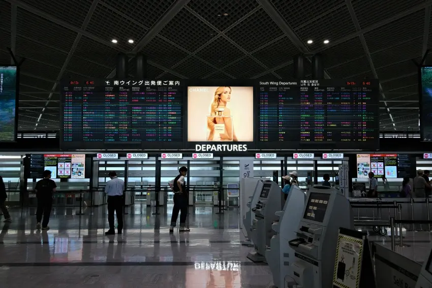 ▲若要把免稅商品放入大行李箱託運,切記必須在向航空公司櫃檯報到託運前完成海關查驗。