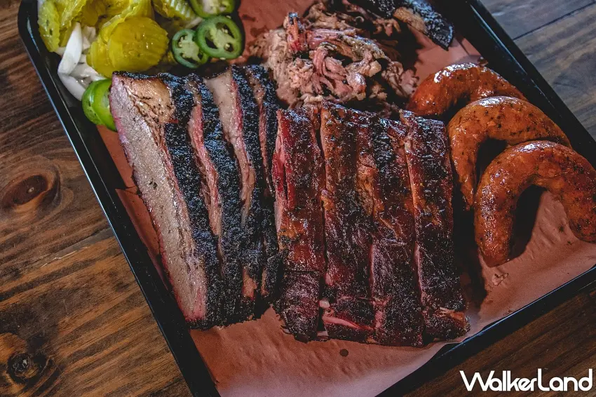 ▲德州BBQ以煙燻牛胸肉、豬肋排與手工香腸聞名全球。圖/德州旅遊局提供;窩客島編輯李維唐整理