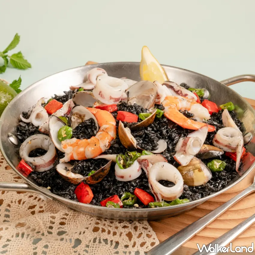▲「濃醇黑浪墨魚燉飯」以自製海鮮高湯與墨魚汁燉煮米飯,搭配蛤蜊、新鮮墨魚及帕瑪森起司,呈現深厚鮮濃滋味。圖/金色三麥提供;窩客島整理