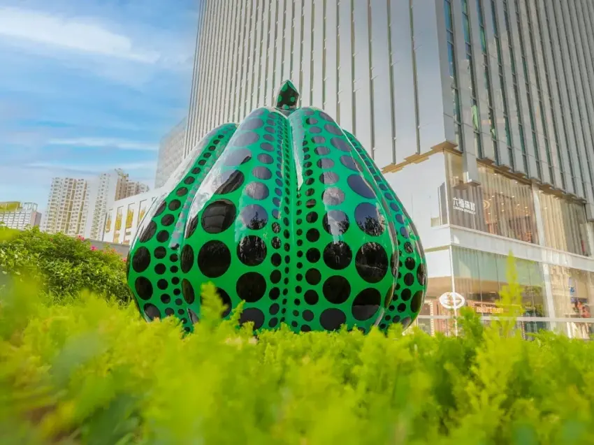 ▲香港啟德雙子匯露天廣場常設展出高達3米的墨綠色波點《南瓜》，為繁忙城市空間注入治癒的力量。