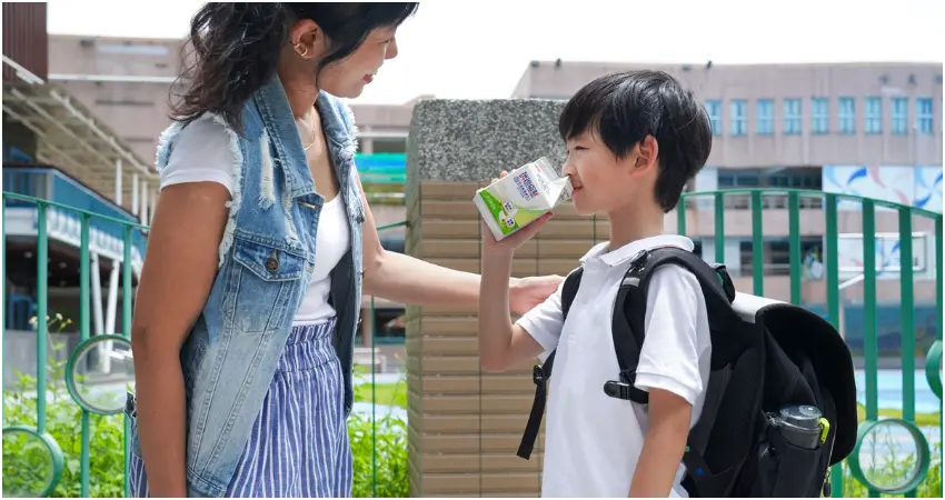 ▲小包裝鮮乳方便孩子在上學前飲用,在忙碌早晨維持固定的乳品攝取與營養補充習慣。(圖/NOWNEWS攝)