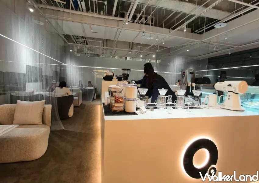▲微風信義KA COFFEE LOUNGE打造純白極簡風格吧台空間。(攝影:鄭雅之)