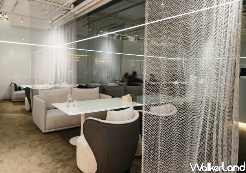 ▲KA COFFEE LOUNGE運用金屬垂簾,交織出兼具開放與私密感的半通透座位區。(攝影:鄭雅之)