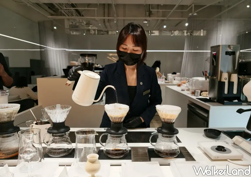 ▲微風信義KA COFFEE LOUNGE提供專業職人吧台手沖咖啡體驗。(攝影:鄭雅之)