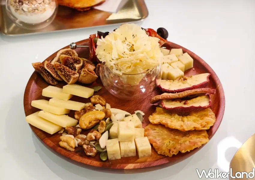 ▲歐陸起司生火腿拼盤嚴選各式熟成乾酪與生火腿,是品嚐葡萄酒的最佳佐酒美味。(攝影:鄭雅之)