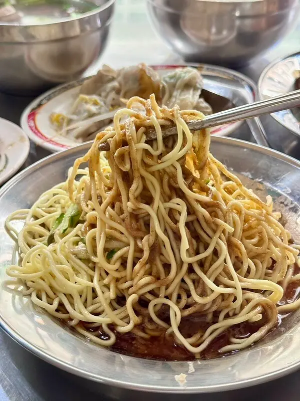 ▲超人氣南港平價美食推薦！闞記涼麵招牌涼麵淋上清爽麻醬超開胃。(攝影：部落客 小虎食夢網)