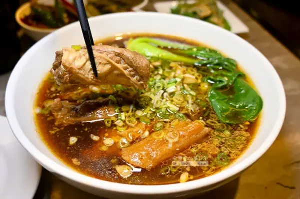 ▲南港美食推薦！Neverland-Noodle-Bar主打美國特選級牛腩牛肉麵，牛腩、牛筋都燉煮入味。(攝影：部落客 安魯魯與陽光姐)
