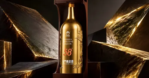 金酒收藏家必看！黑松發表史上最大5.1公升鍍金金門高粱酒，雙龍雕刻聚財迎福。