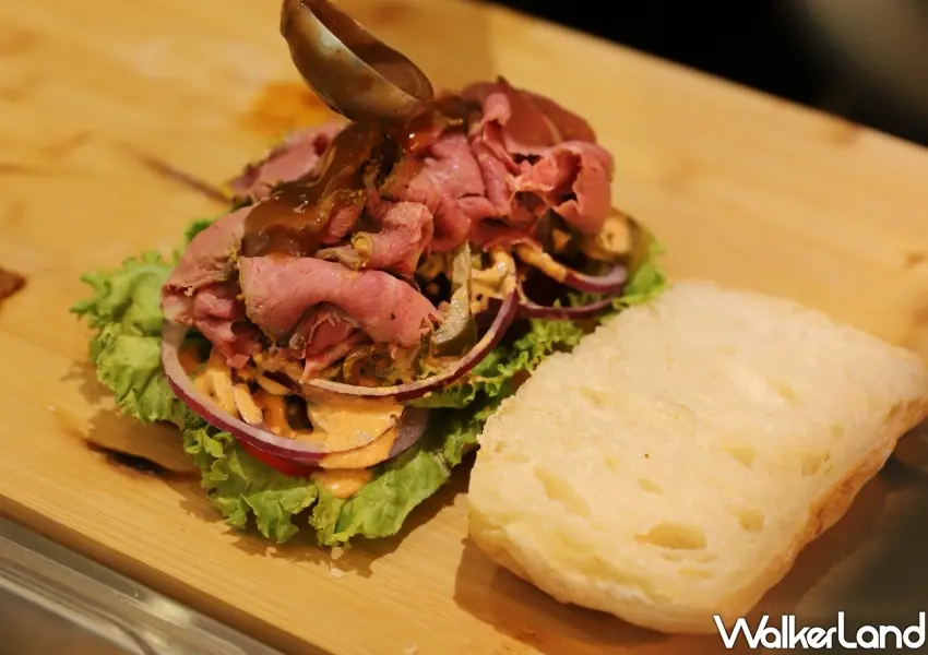 ▲ROAST BURGER爐烤熟成牛肉堡嚴選優質肉質,淋上特製淋醬呈獻道地美式經典風味。