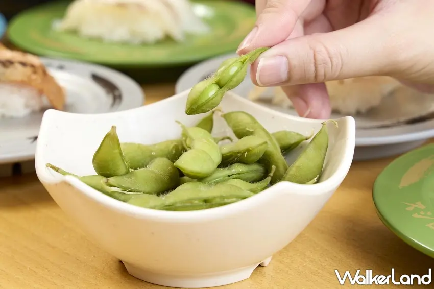 ▲嚴選高品質北海道毛豆,簡單鹽煮帶出豆仁自然甘甜滋味。圖/台灣壽司郎提供;窩客島編輯李維唐整理