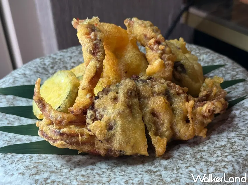 ▲野菜天婦羅黑蒜軟殼蟹嚴選時令食材酥炸呈現。圖/新北林口爵怡溫德姆酒店提供;窩客島編輯李維唐整理