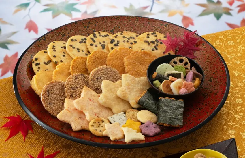 ▲將楓葉、銀杏等秋日意象融入酥脆米菓,展現極致的日式雅緻風範。