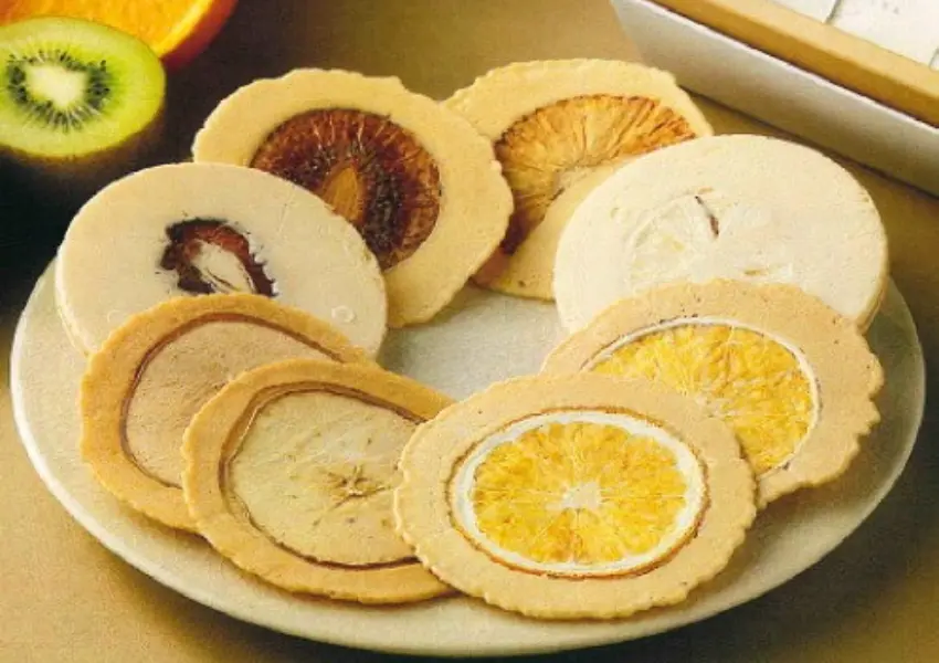 ▲以繽紛果實搭配酥脆煎餅,帶來不同於傳統米菓的視覺與口感。
