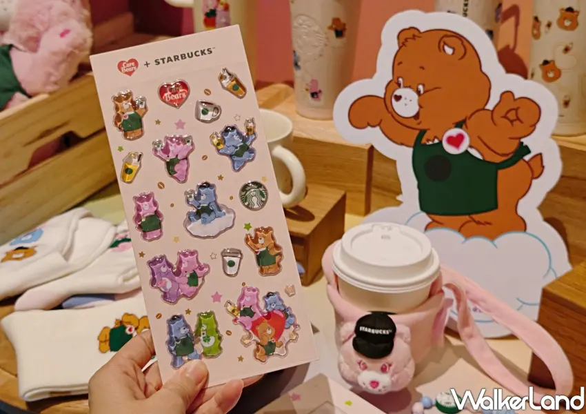 ▲星巴克CareBears台灣限定聯名貼紙周邊,將小熊穿綠圍裙圖騰融入生活中。(攝影:鄭雅之)