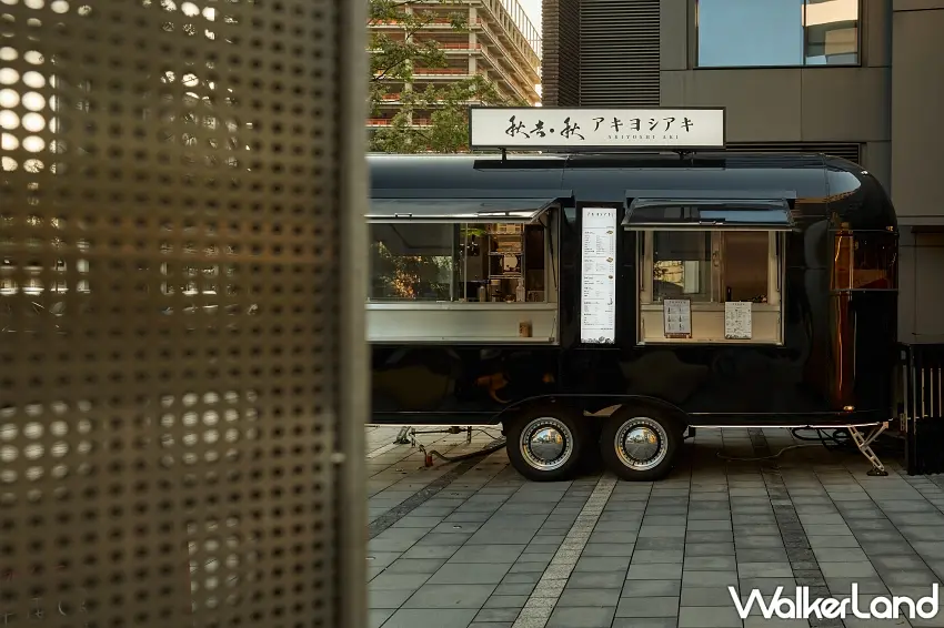 ▲質感黑色餐車「秋吉串燒」於春大直廣場登場,提供現烤精緻料理。圖/春大直提供;窩客島編輯李維唐整理