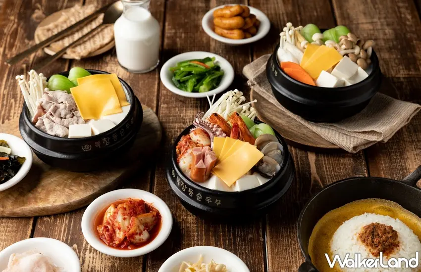 ▲經典北村嫩豆腐煲搭配熱騰騰的鑄鐵拌飯與多款韓式小菜,展現豐盛餐桌風貌。圖/北村豆腐家提供;窩客島編輯李維唐整理