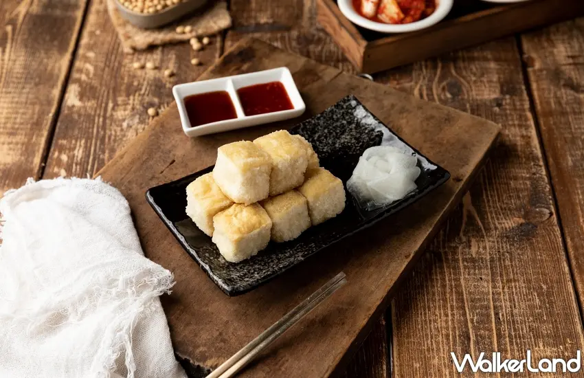 ▲外酥內嫩的草堂酥炸豆腐,搭配特調醬汁是不可錯過的招牌韓式點心。圖/北村豆腐家提供;窩客島編輯李維唐整理