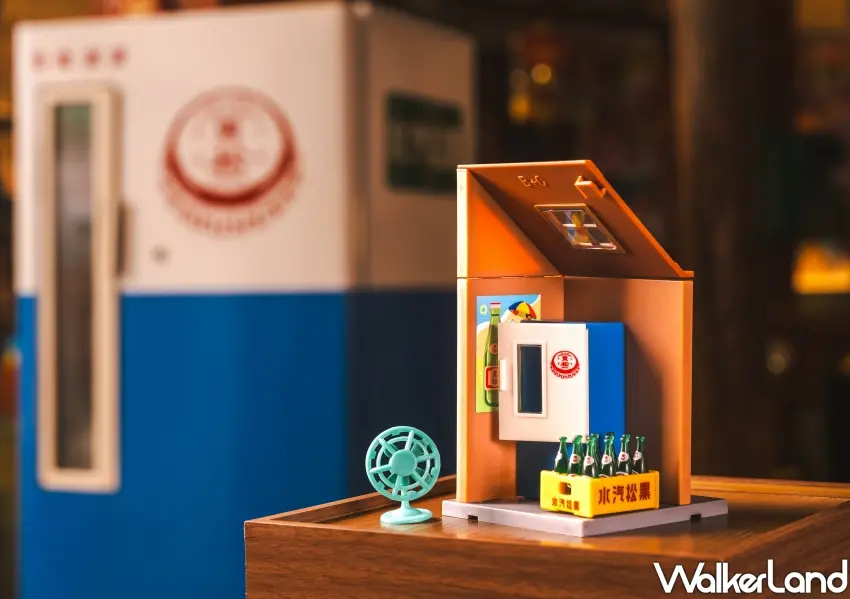 ▲涼水補貨區精心還原60年代黑松小冰箱與復古電風扇,充滿童年回憶。