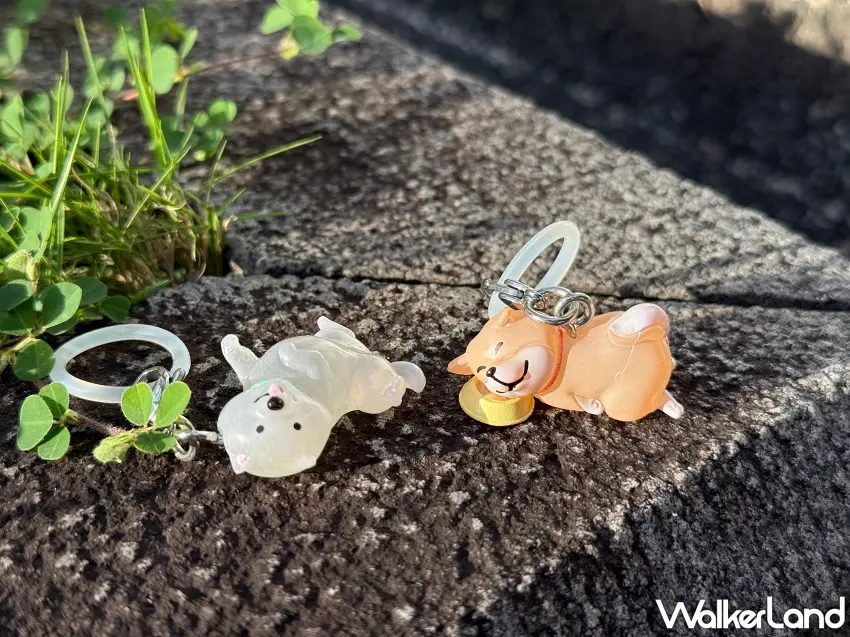 ▲柴犬美吉吊飾細節精緻,呈現出柴犬淘氣又治癒的日常動作。 圖 / 編輯 鄭亦庭 攝