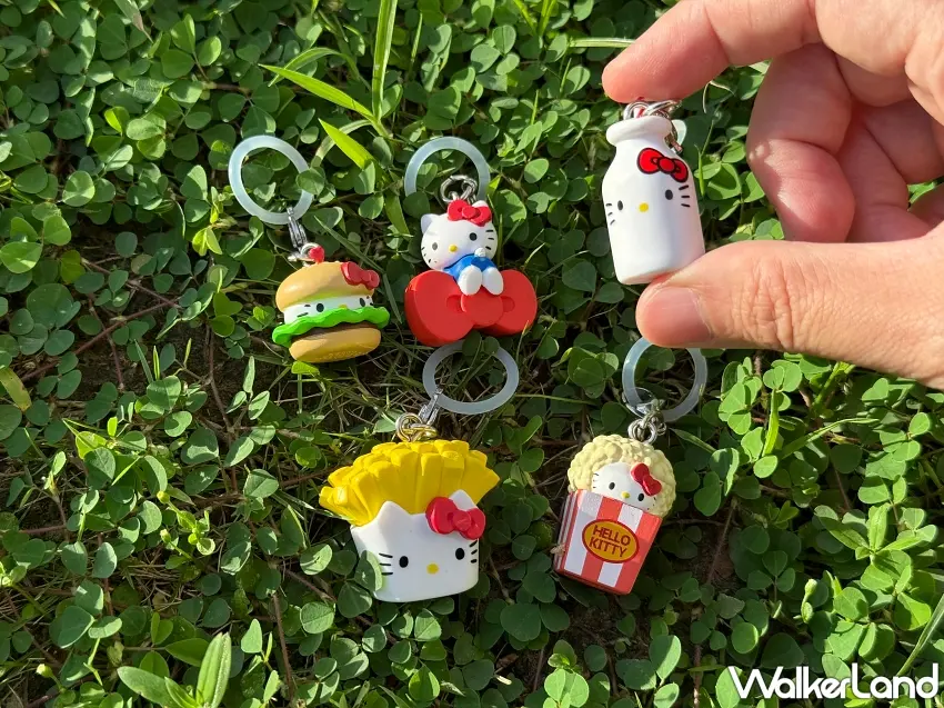 ▲HELLO KITTY AMERICAN速食美吉吊飾全系列共5款,包含漢堡、蝴蝶結、牛奶瓶、薯條與爆米花造型。 圖 / 編輯 鄭亦庭 攝