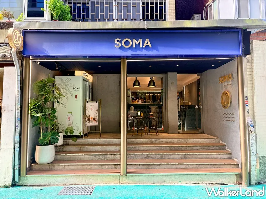 ▲東區街頭最美打卡角落!SOMA敦化創始店門面煥然一新,左側販賣機換上椰子樹手繪包裝,吸引無數手搖控駐足停下腳步拍照打卡。圖/SOMA提供;窩客島編輯李維唐整理