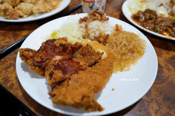 ▲士林劍潭站人氣美食!士林學生必吃「食來運轉」,內用點一份主食,就能享用魯肉飯免費無限加飯、飲料喝到飽。(攝影:部落客 靜怡&大顆呆)