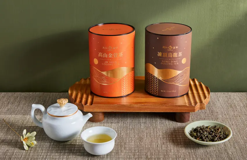 ▲天仁中秋檔期推出高山金萱茶與凍頂烏龍茶加價購,單筆消費不限金額,即可用430元加購一罐(100公克),為團聚茶席再添甘醇茶香。