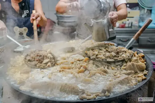 ▲嘉義東市場美食推薦!王家祖傳百年牛雜湯以霸氣的大鐵鍋燉煮,還能免費續湯。(攝影:部落客 靜兒貪吃遊玩愛分享)