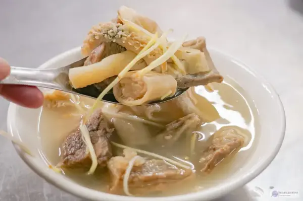 ▲嘉義東市場美食推薦!王家祖傳百年牛雜湯以霸氣的大鐵鍋燉煮,還能免費續湯。(攝影:部落客 靜兒貪吃遊玩愛分享)