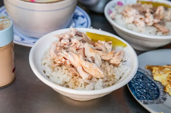 ▲嘉義火雞肉飯推薦!頭家火雞肉飯招牌火雞肉飯只要25元,走清爽雞油路線。(攝影:部落客 大手牽小手。玩樂趣)